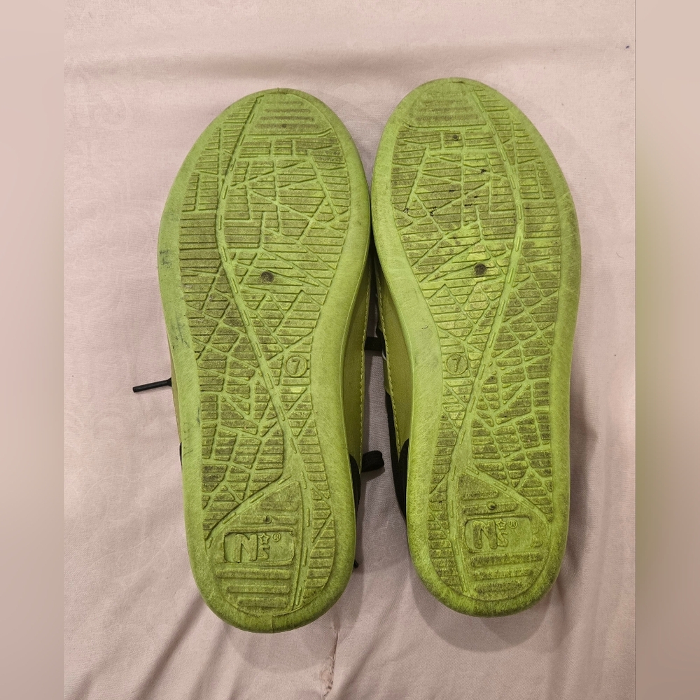 Black and Green Athletic Shoes with Dynamic Design - Picture 4 of 7